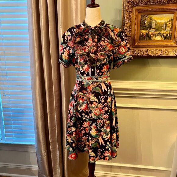 NWT Dalia MacPHee Floral Bow Tie Ruffle Front Floral Dress Size LARGE - Picture 3 of 6